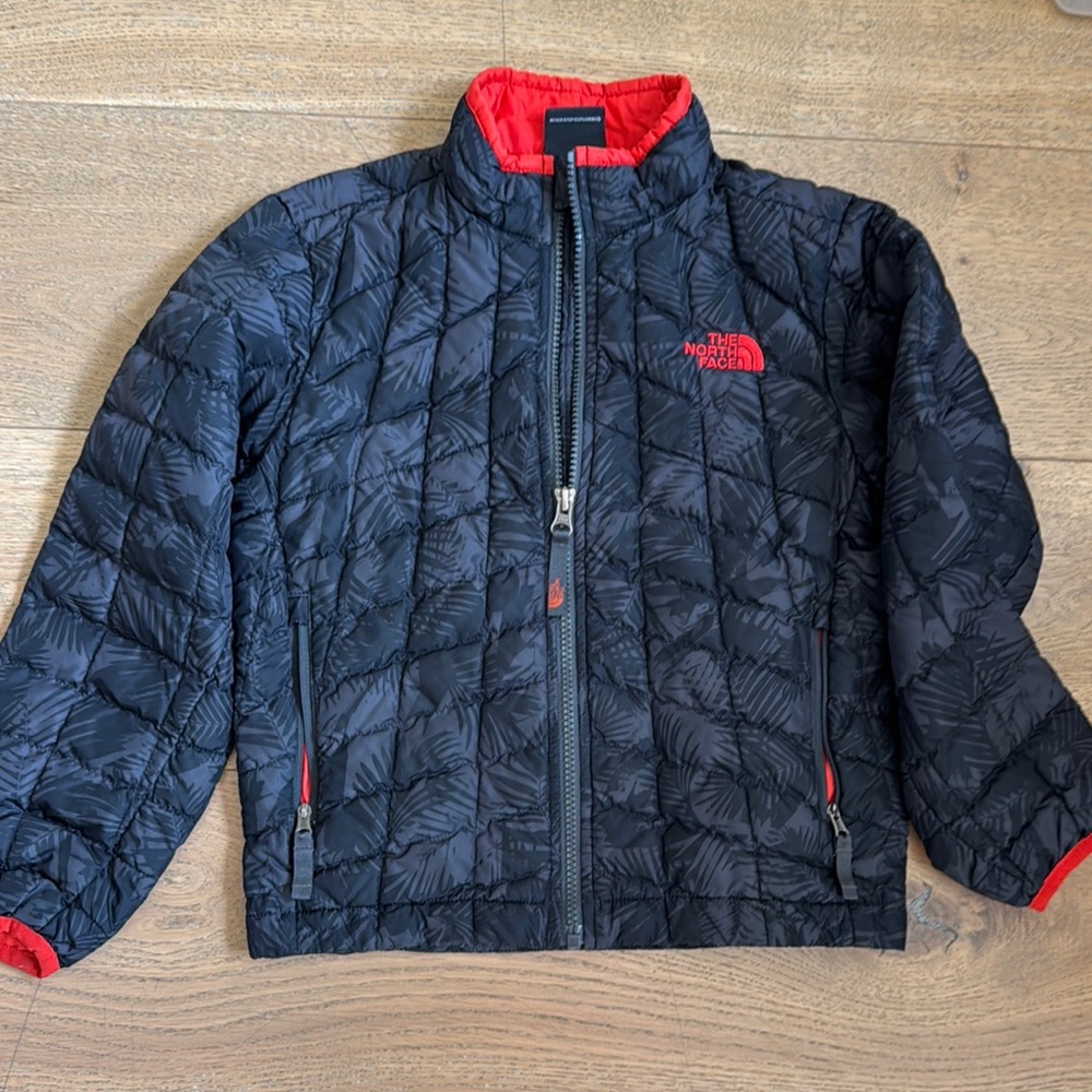 Boys North Face Black & Red Puffer Jacket Winter Coat XS Size 6